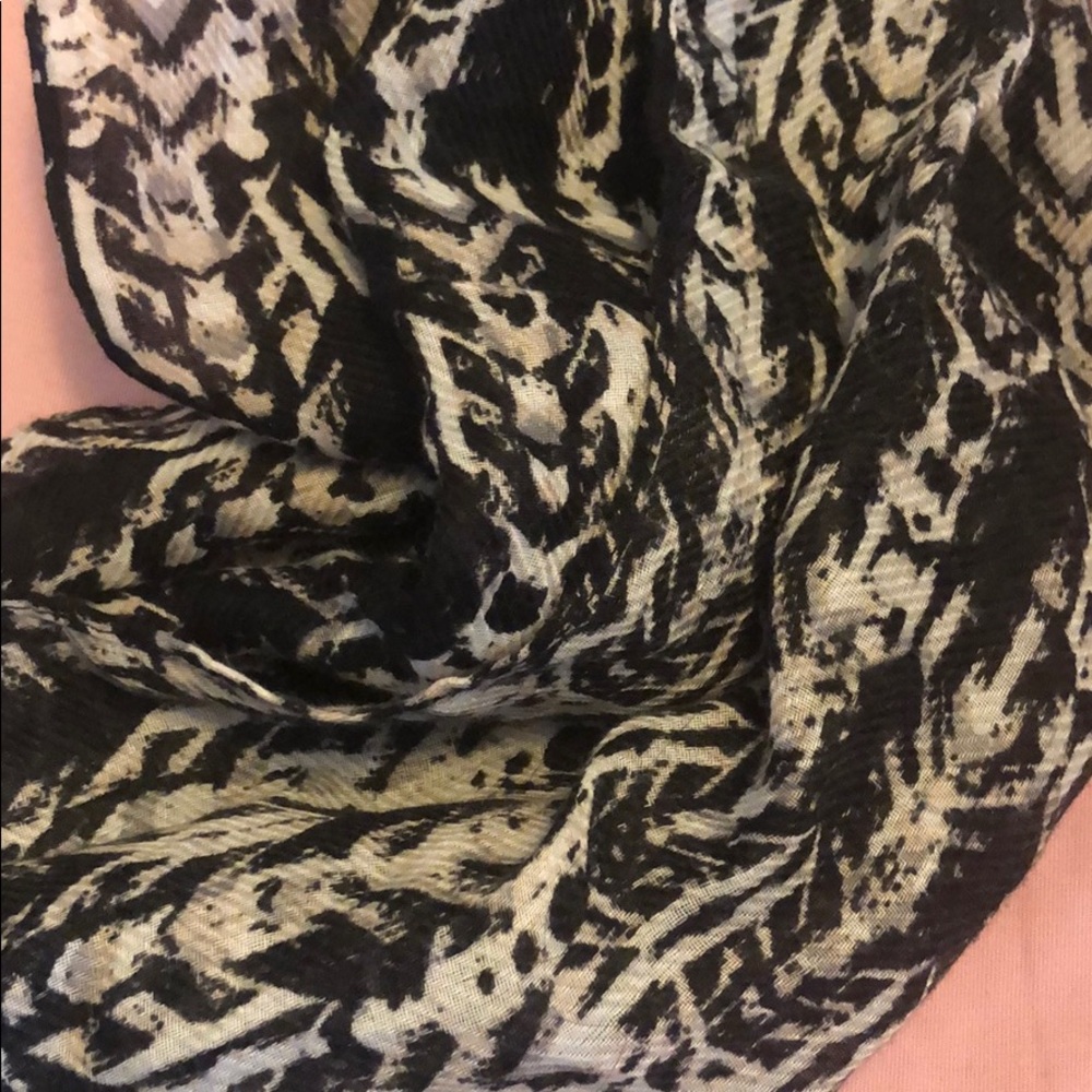 Patterned infinity scarf - Picture 2 of 2